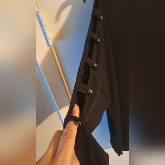 ✨ Thalia Sodi Black Cut-Out Sleeve Top – Chic & Edgy Classic ✨ - Picture 5 of 7